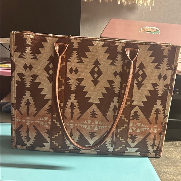 Wrangler Large Aztec Patterned Brown Tote Bag - Picture 2 of 5